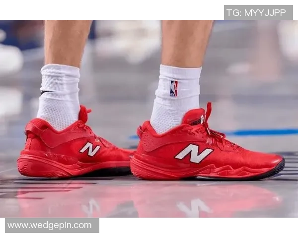 各大足球明星最新上脚球鞋全景展示 精选鞋款与球员搭配瞬间解析