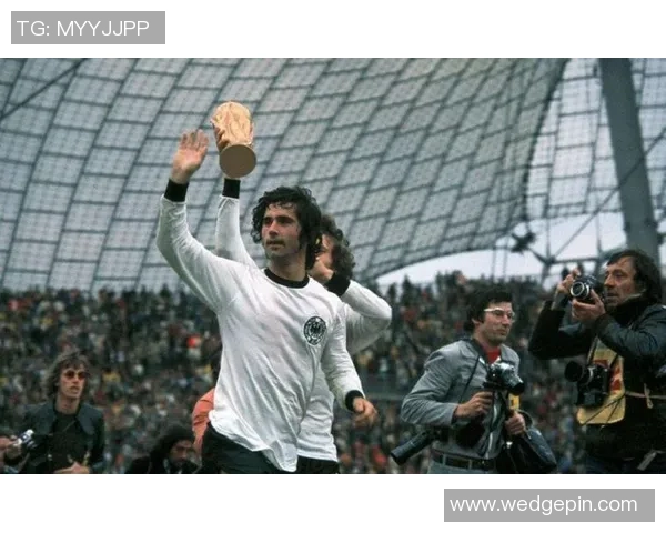 德国足球明星的辉煌历史与成就解析:从贝肯鲍尔到穆勒的时代变迁